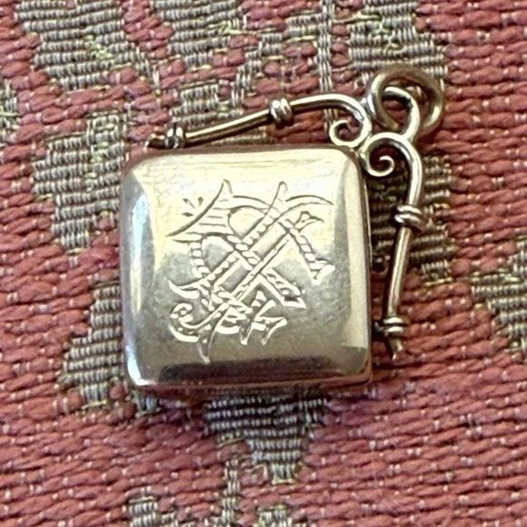 10k Gold Locket Celestial Moon and Stars 4.2g VINTAGE - Picture 4 of 17